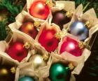 Рождественские цветные шары расположены в ваш ящик